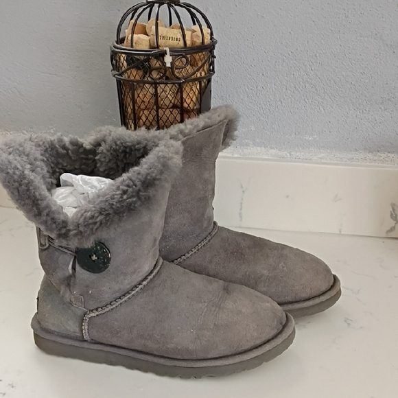 UGG BAILEY SHORT BOOTS WOMEN'S - Picture 1 of 8